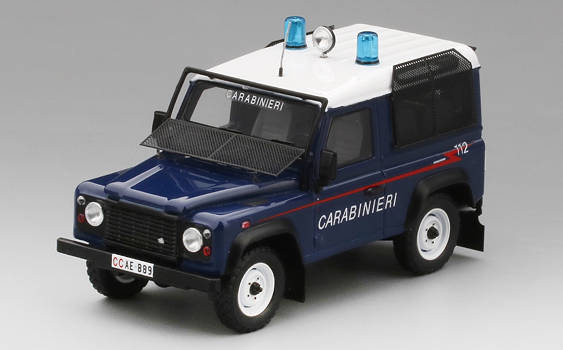 Land Rover Defender Militärpolizei Italien Carabinieri 1:43 auf Sockelfuß 